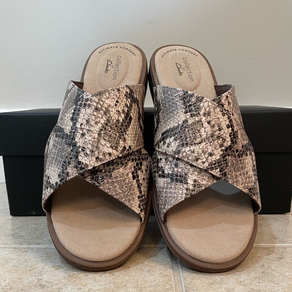 ❤️Clarks Slip-ons Neutral shade - Picture 2 of 5